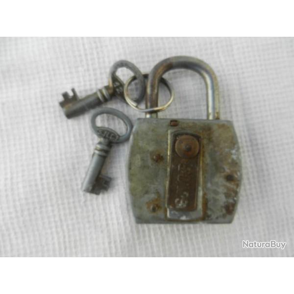 ancien cadenas vintage SNCF