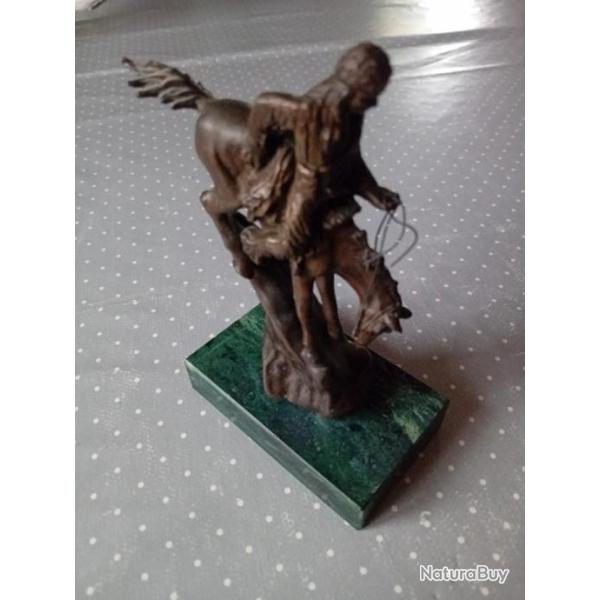 Petit bronze de Mountain man � cheval