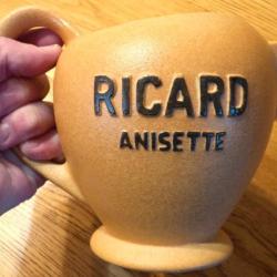 TRES SPLENDIDE PICHET A EAU (( POUR FONCTION OU COLLECTION RICARD )) AVEC DE BEAUX MARQUAGES DESSOUS