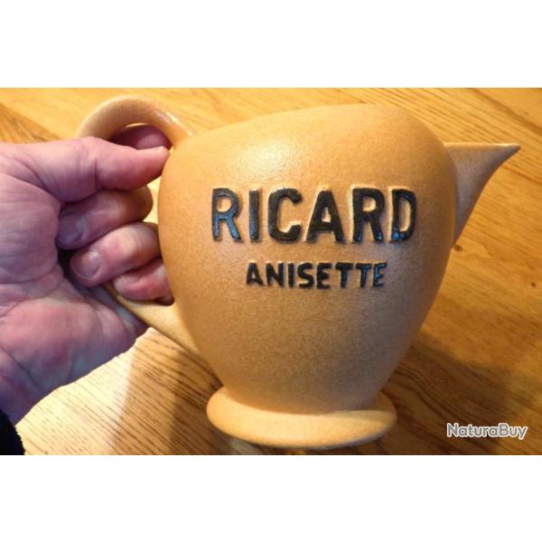 TRES SPLENDIDE PICHET A EAU (( POUR FONCTION OU COLLECTION RICARD )) AVEC DE BEAUX MARQUAGES DESSOUS