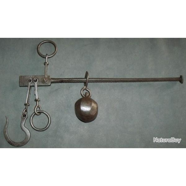 Ancien Peson dit "Balance Romaine" mesure en livres de 3 livres � 66 livres, d�but XIX�me si�cle.