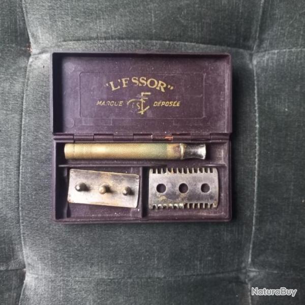 Tr�s joli petit rasoir dans sa boite en bak�lite