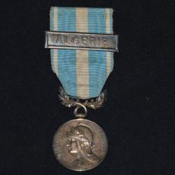 MEDAILLE COLONIALE -AGRAFE A SYSTEME ALGERIE-AFRIQUE DU NORD 1893/1900