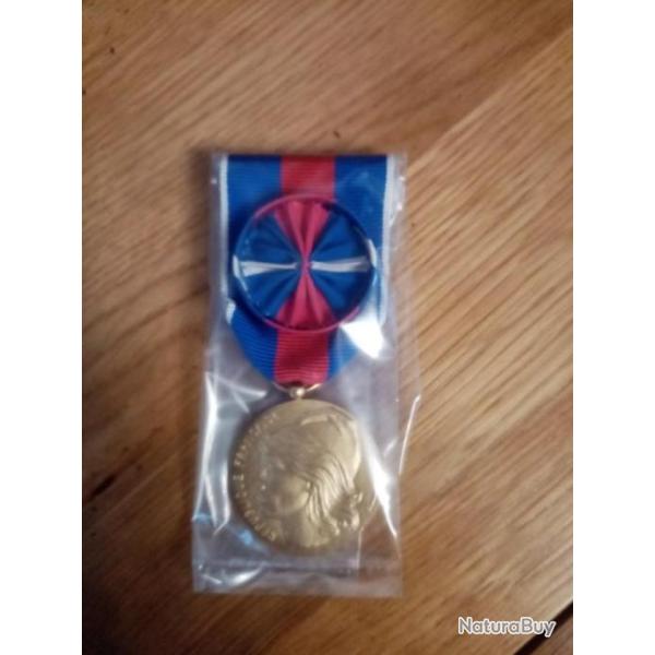 M�daille SMV �chelon or neuveEnvoi sous enveloppe � bulles de protection.