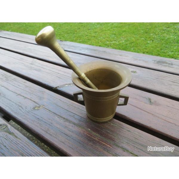 Ancien grand mortier d'apothicaire avec son pilon d'origine a deux prises en bronze dor� (D�but XX�)