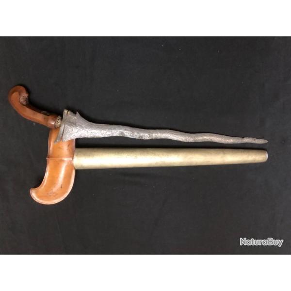 couteau kriss avec son etui en bois