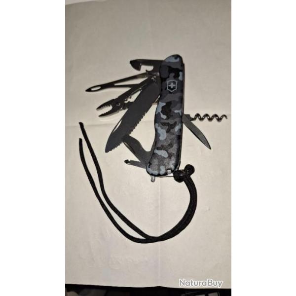 VICTORYNOX  SKIPPER NAVY CAMOUFLE NEUFEn stock