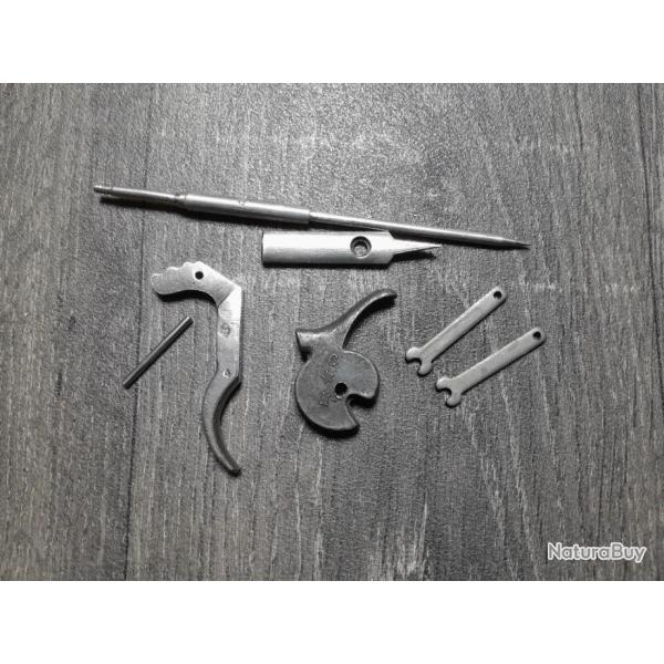Lot de pices (chien, dtente, percuteur, queue, armeurs)