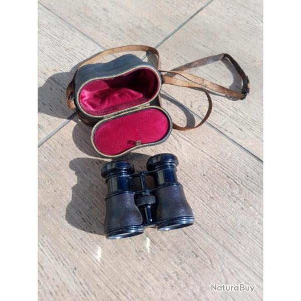 ANCIENNE  JUMELLE  DE THEATRE  AVEC SON ETUI  CUIR  . PROPRE  ET  FONCTIONNEL .