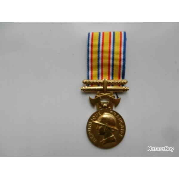 m�daille d'or pompier fran�ais hommage au d�vouement