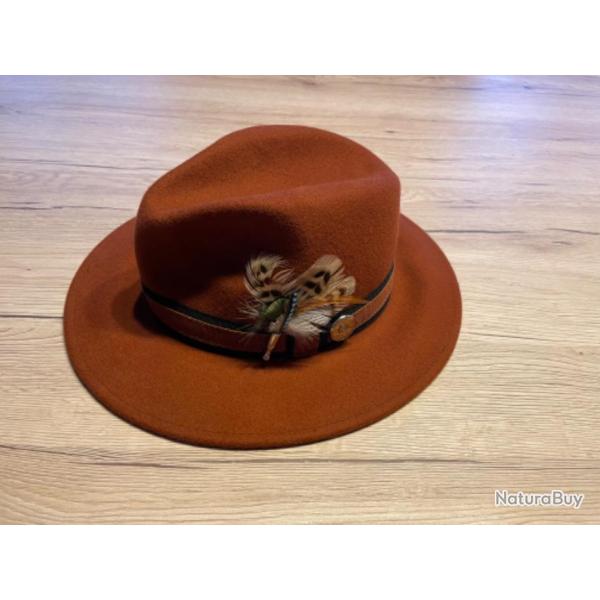 Chapeau femme avec broche