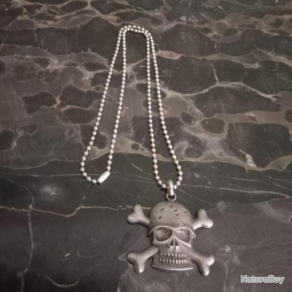 pendentif en m�tal   t�te de mort militaire chaine bille d'acier