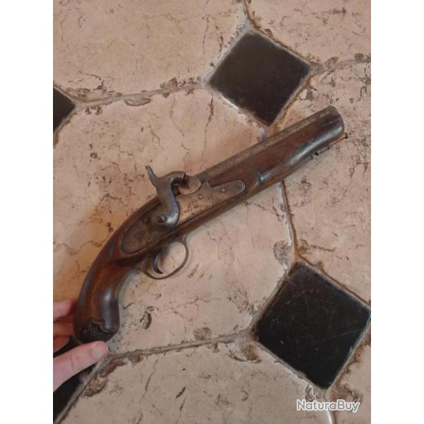 Imposant pistolet de la police montee