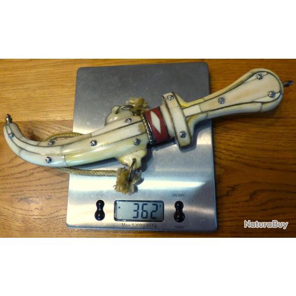 SUPERBE COUTEAU ETHNIQUE ORIENTAL AVEC SON FOURREAU -- ACIER -- LAITON -- OS DE CHAMEAU POLI --