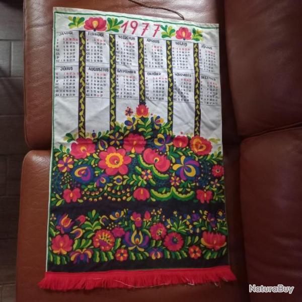 Calendrier en tissu imprim�  Kalocsa 1977  motif un hongrois authentique