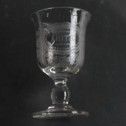 Ancien Verre &agrave; pied grav&eacute; Amiti&eacute;