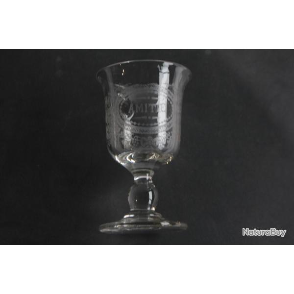 Ancien Verre � pied grav� Amiti�