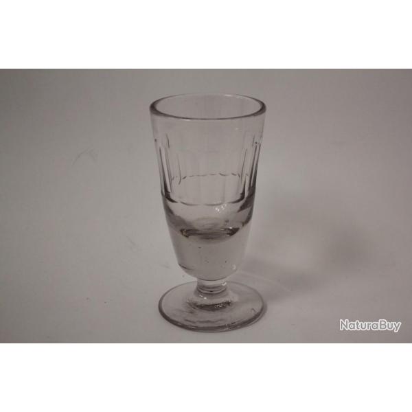 Ancien verre � absinthe