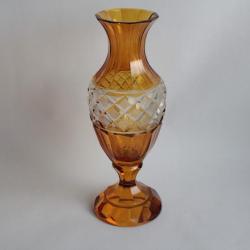 Vase cristal de Boh&egrave;me taill&eacute; ambre