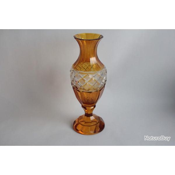Vase cristal de Boh�me taill� ambre