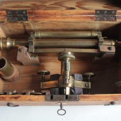 Ancien théodolite d'arpenteur niveau lunette Kern & Cie Aarau Suisse