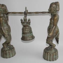 Cloche port&eacute;e par deux fid&egrave;les Bouddhistes Bronze Birmanie Myanmar