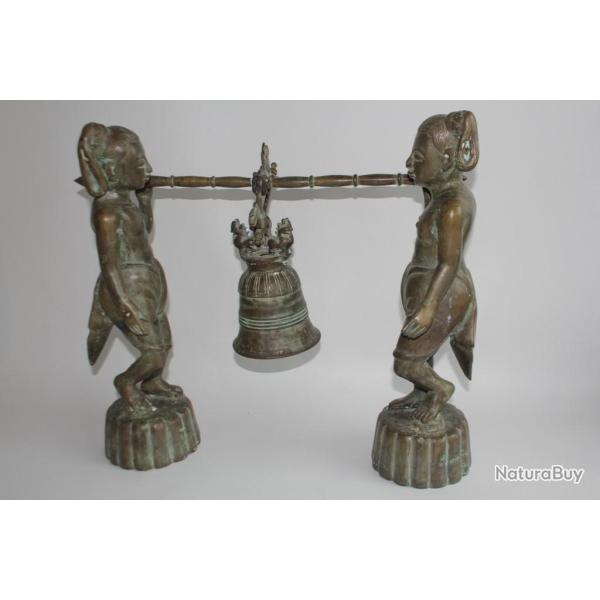 Cloche port�e par deux fid�les Bouddhistes Bronze Birmanie Myanmar