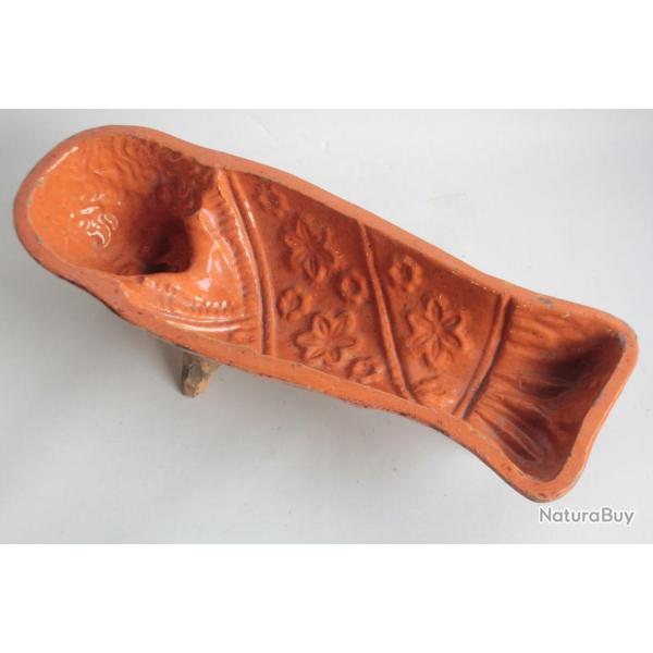 Moule � g�teau terre verniss�e B�b� emmaillot� Alsace XIXe si�cle