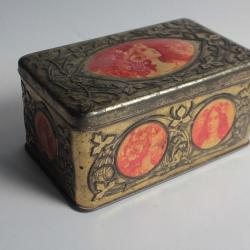 Boîte tôle lithographiée et gaufrée Femmes Art nouveau style Mucha