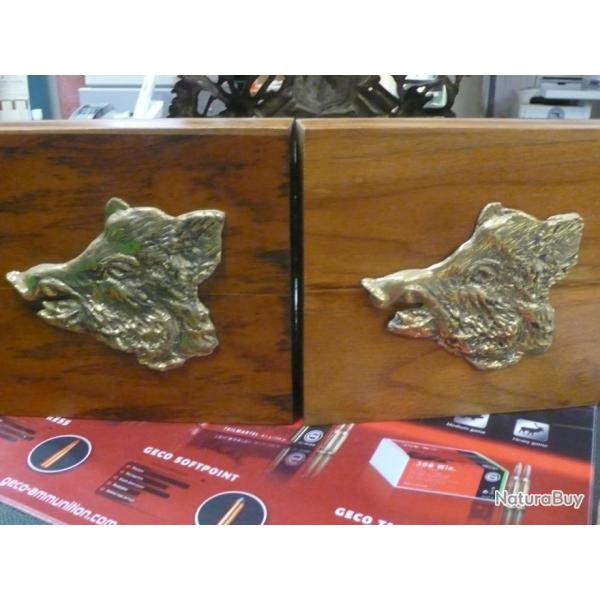 Objet de d�coration sanglier en bronze sur support bois.