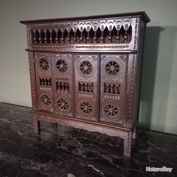 Armoire Miniature � 4 Portes en bois de  Noyer   Sculpt� � la Main,   19�me Si�cle  /   Bretagne