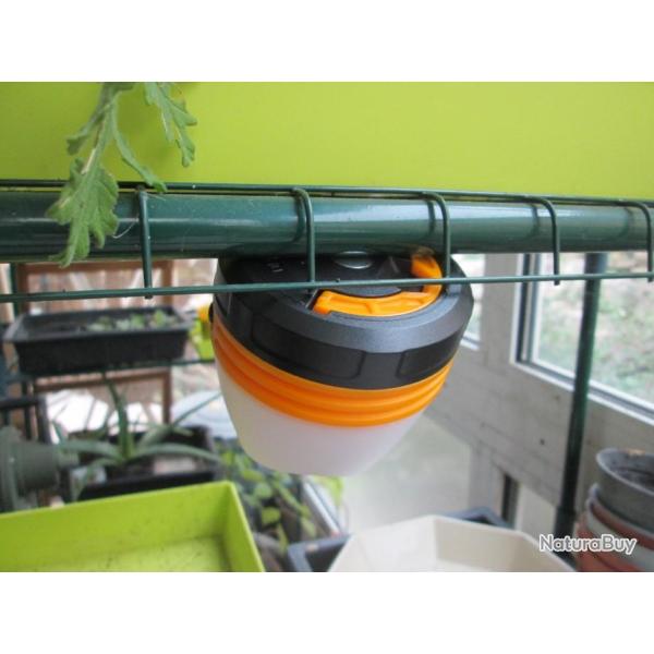 Lanterne de camping avec anse et fixation magn�tique.(etg)