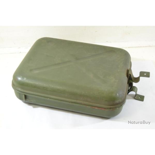 Caisse militaire  identifier. Kit premier secours ? matriel mdical ? radio ? outillage vhicule ?