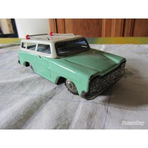 Voiture en t�le, � friction 1960/70