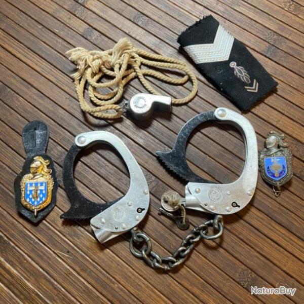 MENOTTES GENDARMERIE 1955 � DOUBLE S�CURIT� AVEC SIFLET GENDARMERIE ET INSIGNES ETC...