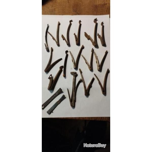 Lot de 17 ressorts de chiens � identifier