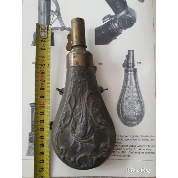 Ancienne poire � poudre ou plombs vide en zinc motif troph�e de chasse