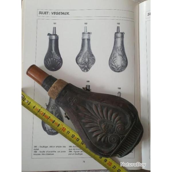 Ancienne poire � poudre ou plombs vide bois et cuivre motif �questre et floral