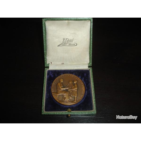 M�daille en bronze d�cern�e par l'�ducation nationale dans son �crin d'origine