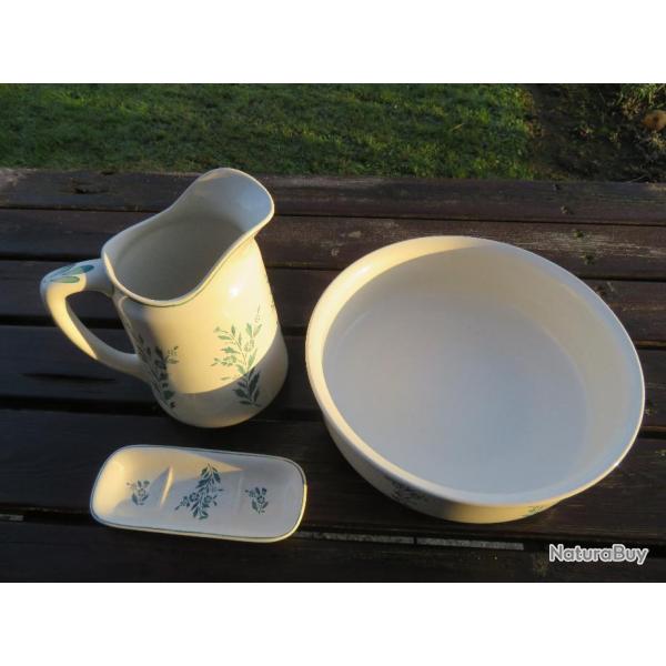 Ancien service de toilette en fa�ence fine de Sarreguemines compos� d'un broc, cuvette & d'un porte