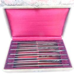 J 107 ) lot boite de 12  vrais kosukas , d&eacute;cor&eacute;s d'un seul cot&eacute; ,lames en argent poin&ccedil;onn&eacute;es