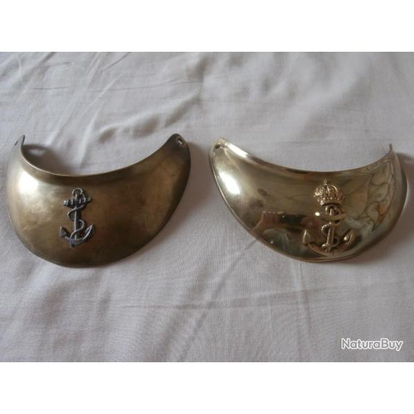 Deux hausse-cols de marine.