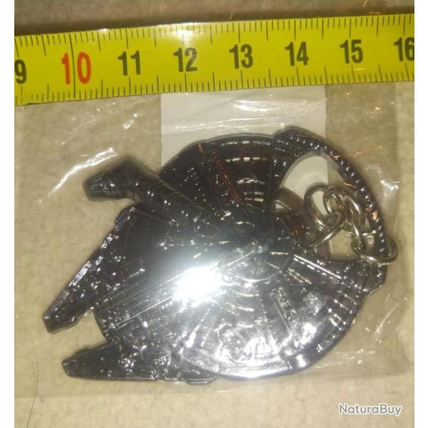 Porte clef : faucon Millenium de star wars.