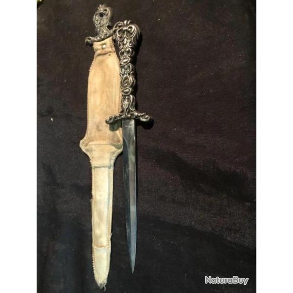 dague de vertu ou "pique couille " avec son etui en tissu avec blason