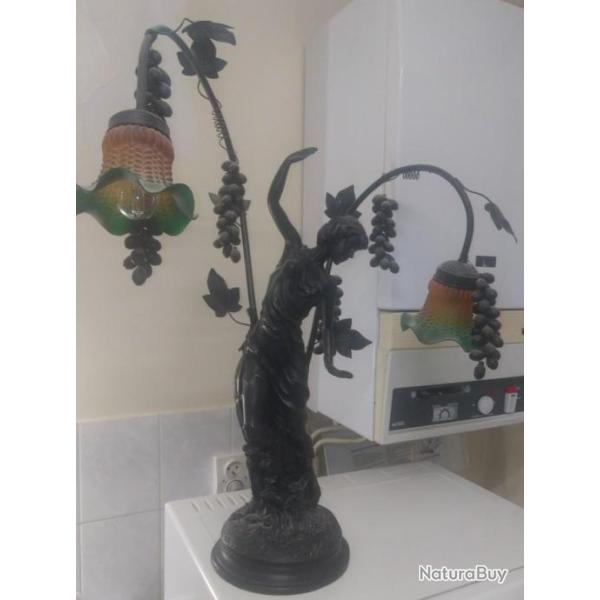 Lampe danseuse dans les Vignes . Grande taille. 2 fleurs et leur ampoules.