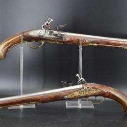 PAIRE DE LONGS PISTOLETS A SILEX PAR RENOIS VERS 1740 - France XVIIIe France Tr&egrave;s bon Ancienne Monar