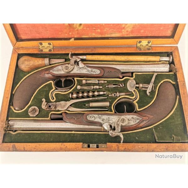 COFFRET PISTOLETS DE DUEL � PERCUSSION avec multiples ACCESSOIRES - FRANCE XIX� Tr�s bon  XIX eme Ci
