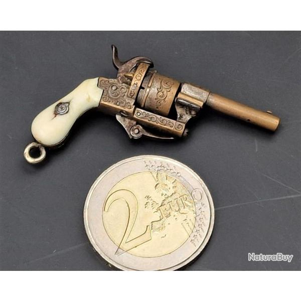 MINUSCULE REVOLVER A BROCHE CALIBRE 1MM EN BRONZE ARGENTE PENDENTIF DE BIJOUTIER VERS 1870 - FRANCE 