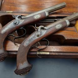 PAIRE DE PISTOLETS D'OFFICIER &Agrave; PERCUSSION EN COFFRET SIGNEE TOUFON - FRANCE XIX&egrave; France Tr&egrave;s bon XI