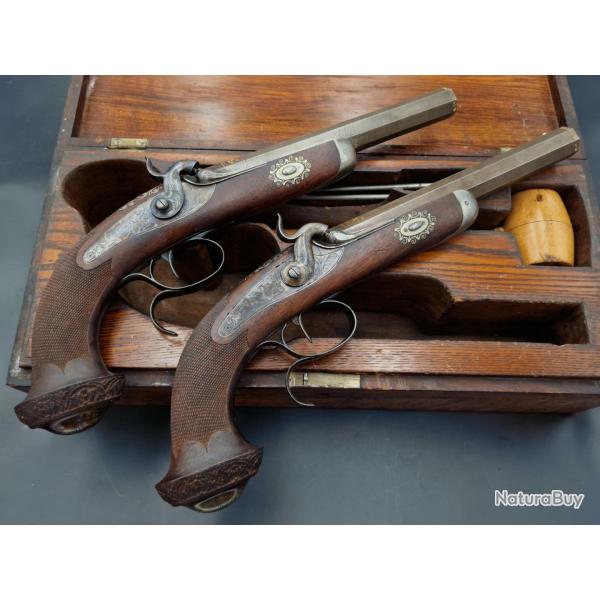 PAIRE DE PISTOLETS D'OFFICIER A PERCUSSION EN COFFRET SIGNEE TOUFON - FRANCE XIX� France Tr�s bon  X